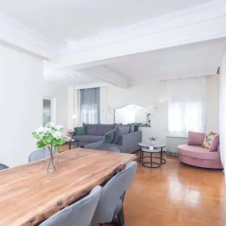 Houseloft Seaside Getaway Apartment