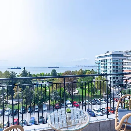 Houseloft Seaside Getaway Apartment